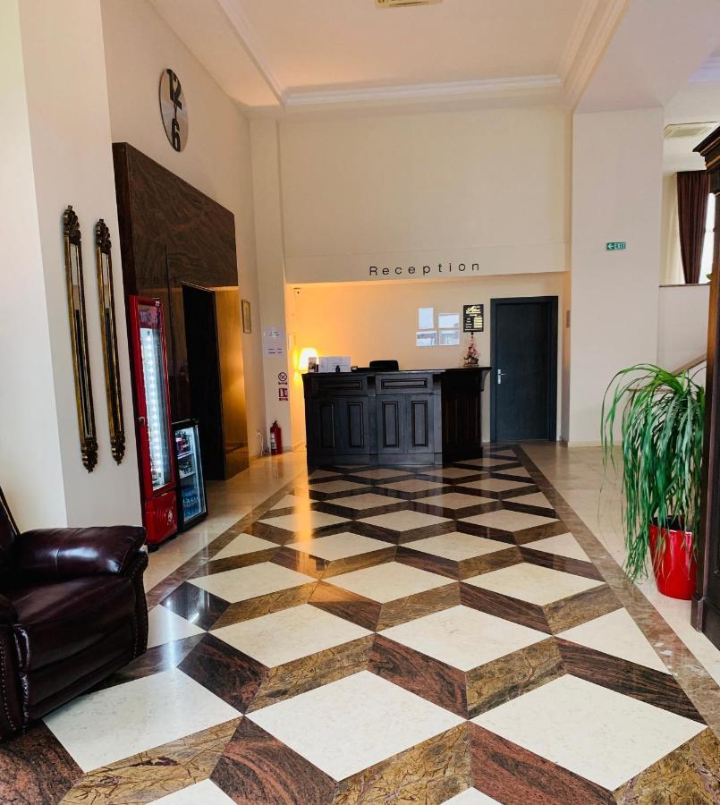 Albert Hotel Ploiesti Bagian luar foto