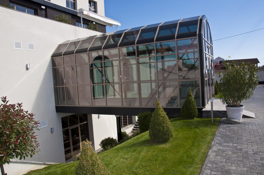 Albert Hotel Ploiesti Bagian luar foto