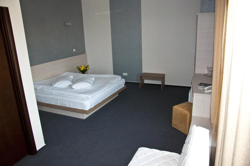 Albert Hotel Ploiesti Bagian luar foto
