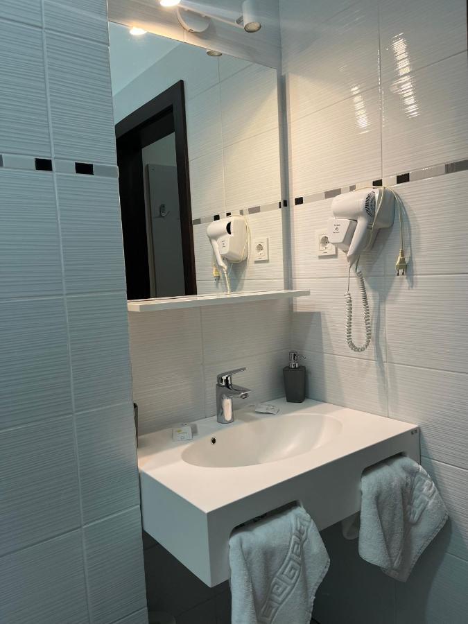 Albert Hotel Ploiesti Bagian luar foto