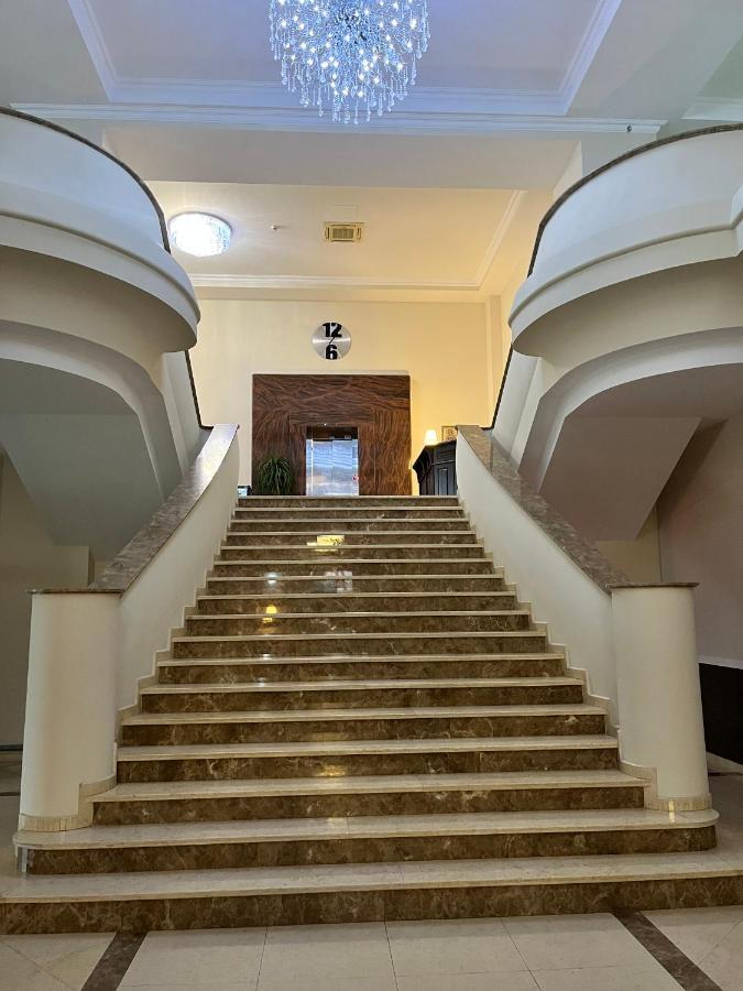 Albert Hotel Ploiesti Bagian luar foto