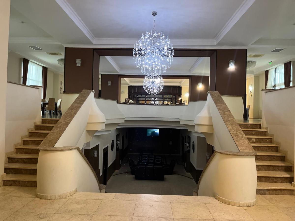 Albert Hotel Ploiesti Bagian luar foto