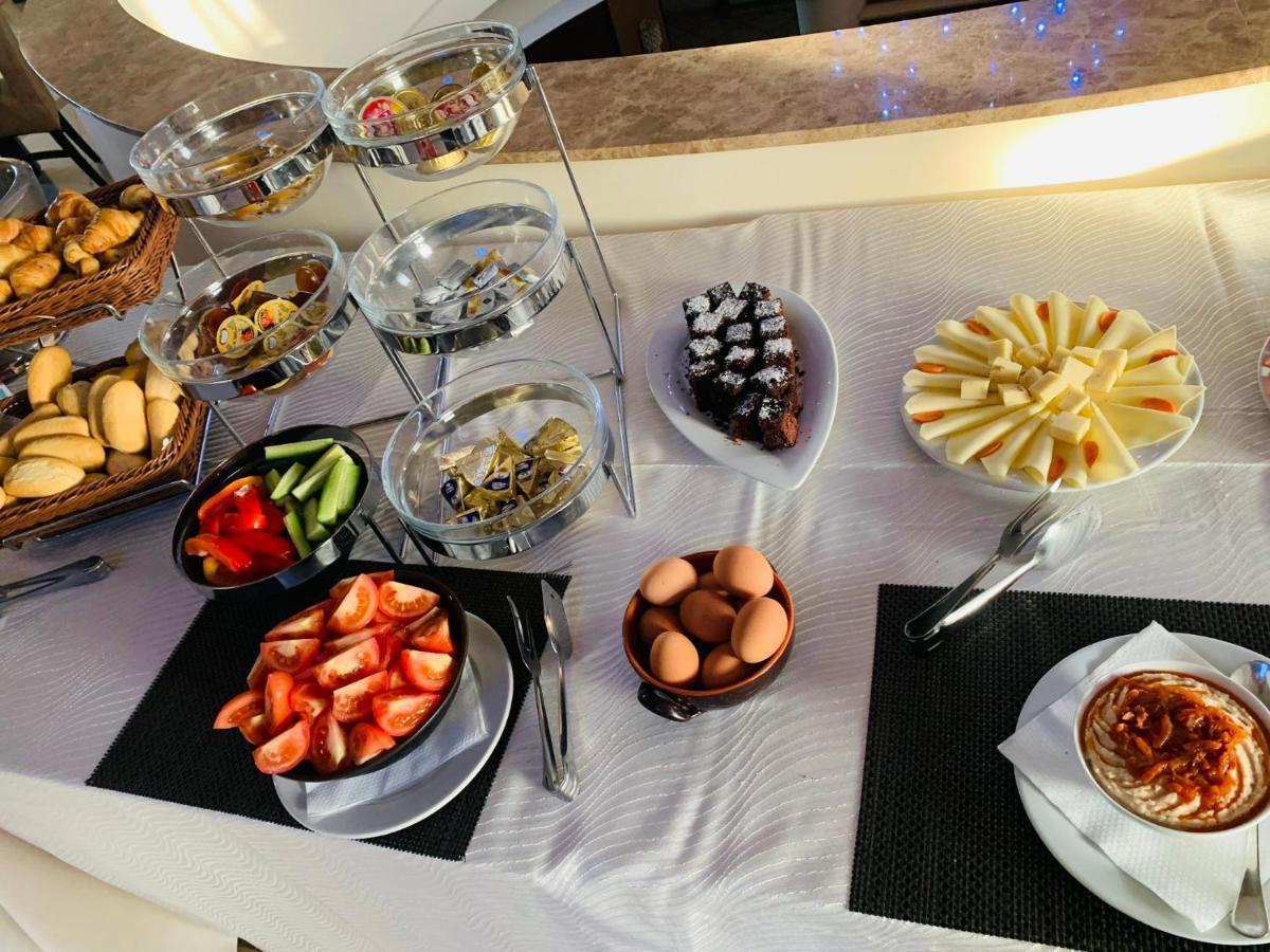 Albert Hotel Ploiesti Bagian luar foto
