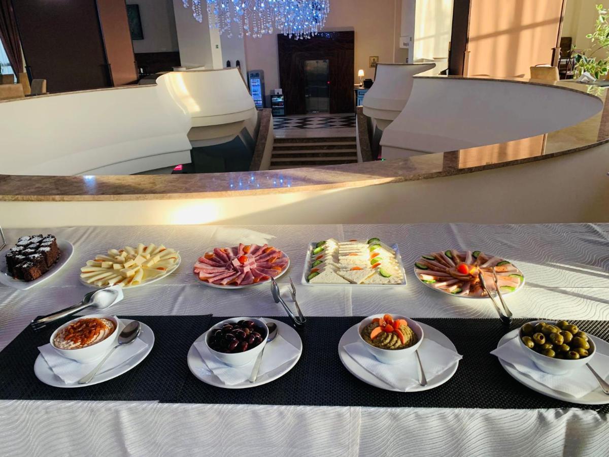 Albert Hotel Ploiesti Bagian luar foto