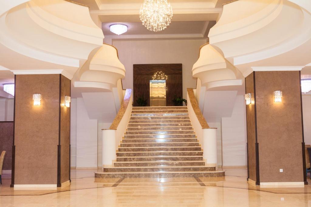 Albert Hotel Ploiesti Bagian luar foto