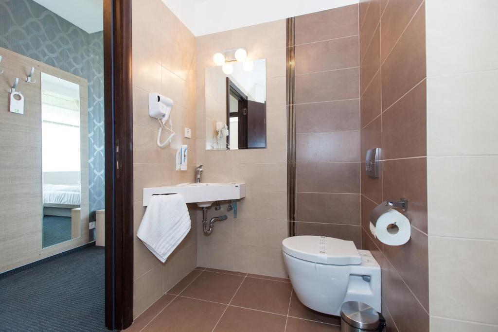 Albert Hotel Ploiesti Bagian luar foto